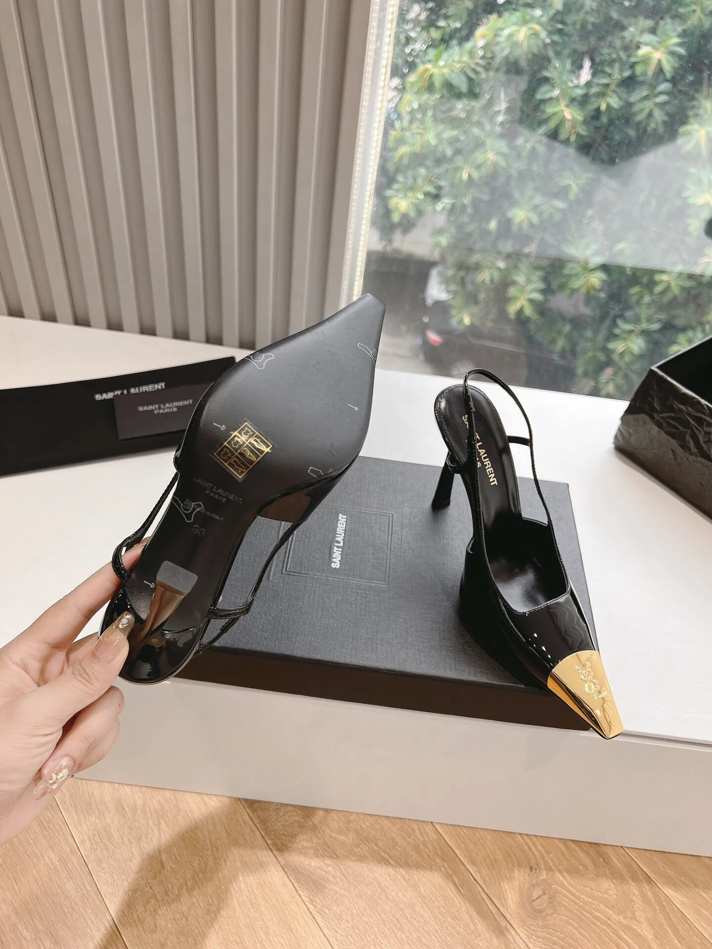 👟👟Ex-factory price 560👟👟 Women's shoes, women's clothing, women's shoes, women's clothing, top quality Saint Laurent/Yves Saint Laurent Lee metal buckle single shoes, YSL sister's beautiful high heels, and the small square toe of the same style as Saint Laurent Rose. High heels are very good at modifying the foot shape, luxury metal chain. In recent years, SL👟👟factory price is that women are becoming more and more understanding of high heels. The embarrassing design impression of the waterproof platform model is gone. YSL's beautiful high-heeled shoes. Upper: imported patent leather/cowhide. Sole: genuine leather outsole. Heel height: about 11cm. Sizes 35-39 (40, 41 customized, non-refundable and non-exchangeable)